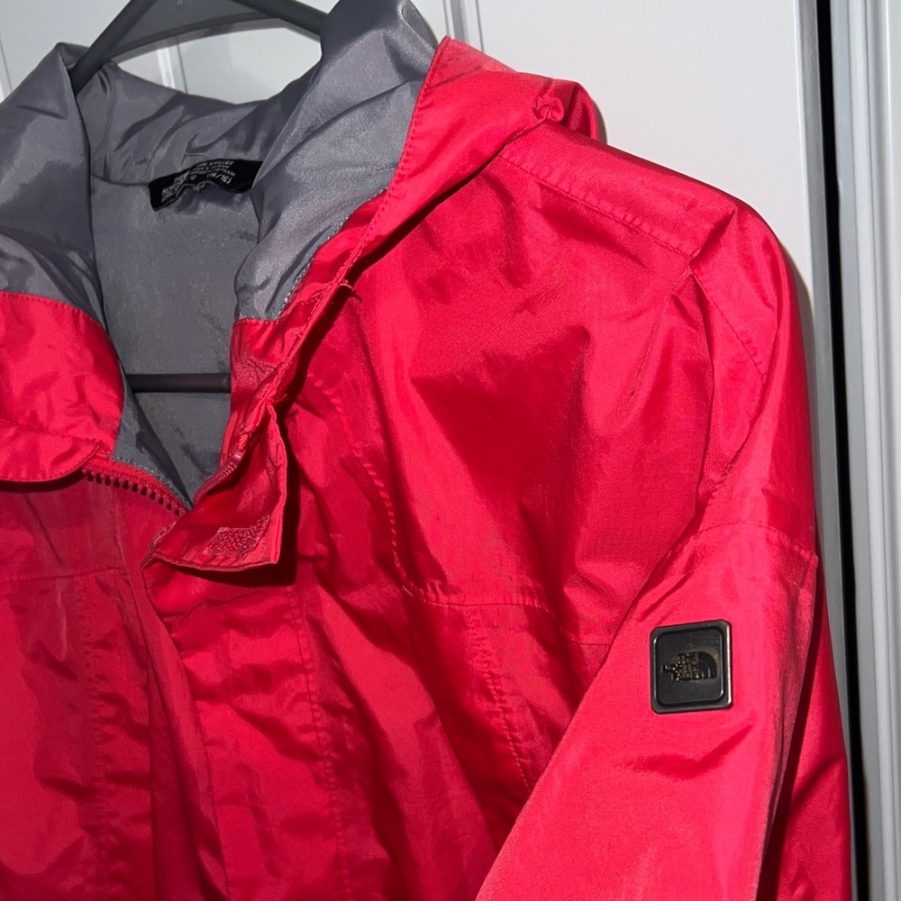 Girls The North Face Vibrant Melon Raincoat - Picture 6 of 10